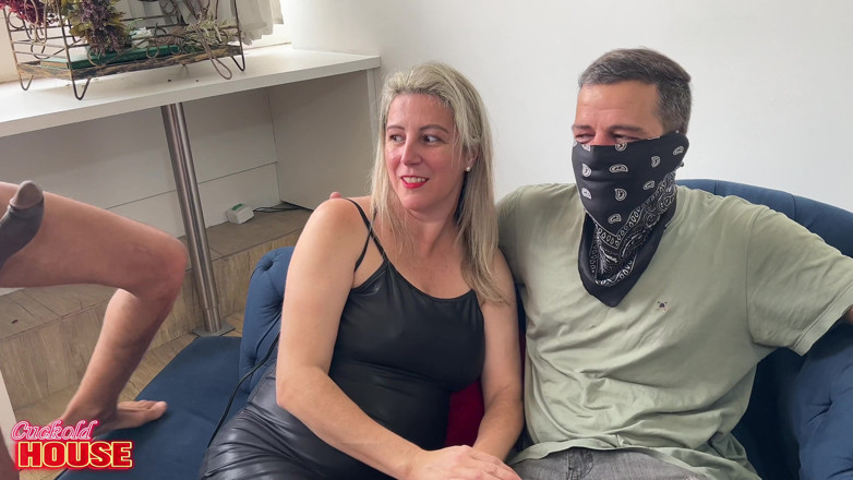 CuckoldHouse: 彼女は寝取られた夫の友人たちとの性交に一つだけ条件をつけていました。それは、彼にアナルセックスしか与えられないことでした