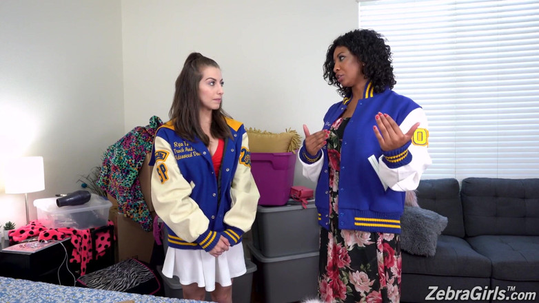 Zebra Girls: September Reign en Spencer Bradley hebben lesbische seks