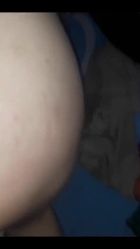 Mijn sletterige buurvrouw heeft een vuile mond, ze zuigt graag aan mijn lul en ze wil dat ik haar neuk totdat ik klaarkom
