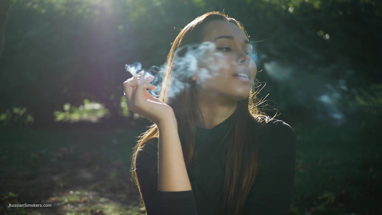 Russian Smokers: Seductora belleza rusa fumando cigarrillos al aire libre