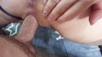 SexyCumCpl: Dívka dává sperma do kundičky, takže sperma z ní pomalu...