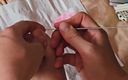 OGyaCouple: La femme fait ses ongles seins nus et en bikini,...