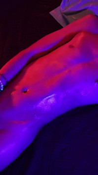 Heißer dünner twink magic c wichst seinen großen schwanz mit Öl, eine dicke spermaladung schießen