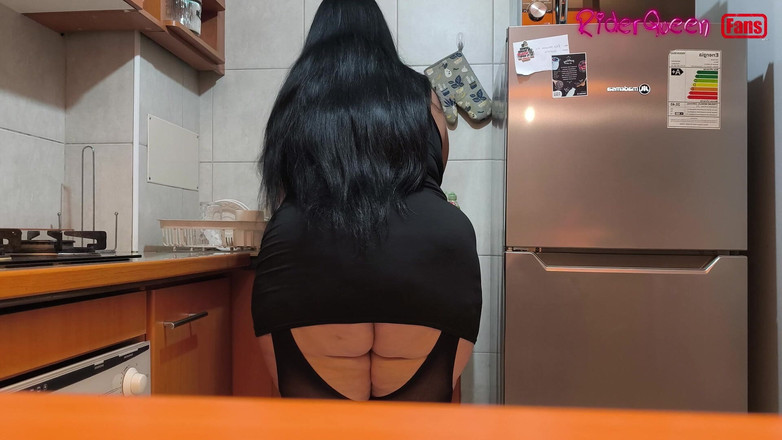 Riderqueen: Seksi ateşli üvey anne, sadece ağır çekimde hayranlar, mutfakta