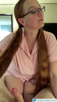 POV, pipe avec des touilles de cochon par une rousse rousse sexy aux cheveux longs