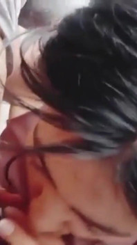 Bella dasi ragazza sesso caldo succhia il grande cazzo dell'amante