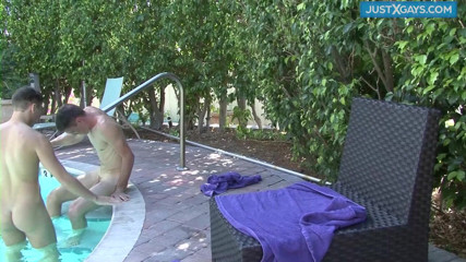 Just x gays: Giochi gay in piscina