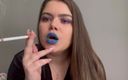 Your fantasy studio: Fumante sexy com batom azul
