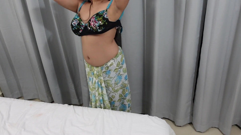 CurvyCumCouple69: 热辣的印度阿姨与印度纱丽手淫