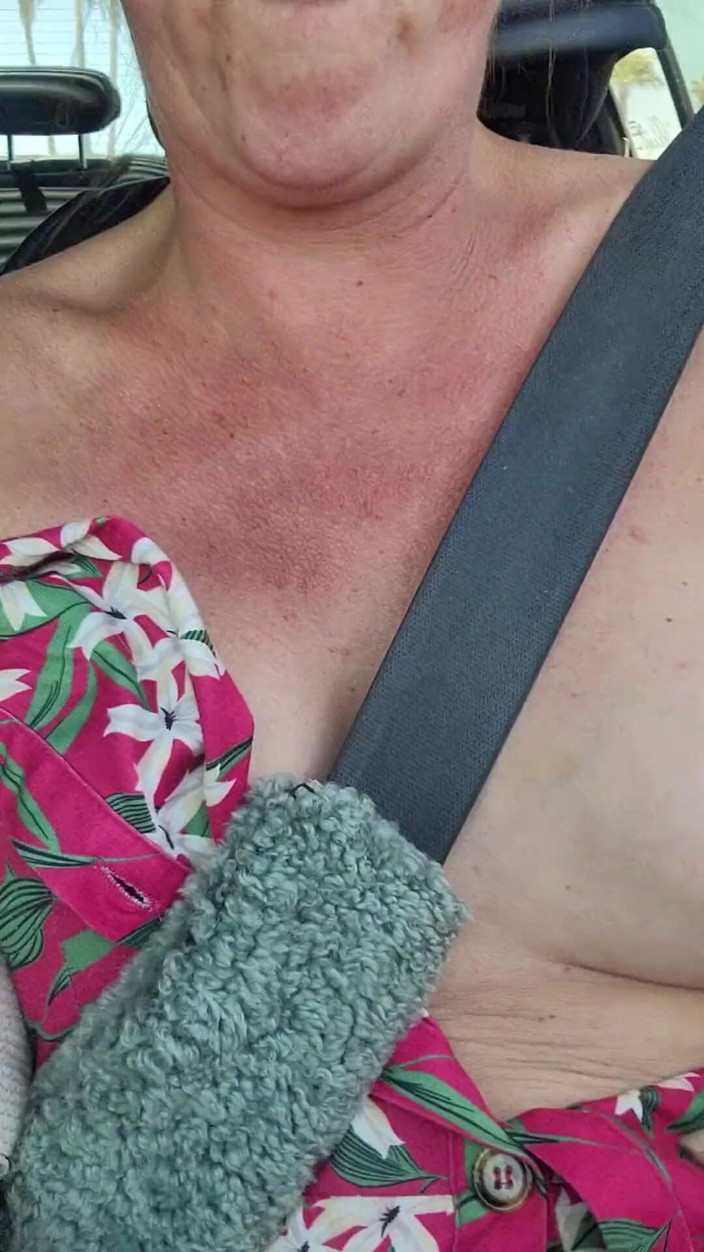 EliteLadyS: Oben-ohne-freakige MILF autofahrt