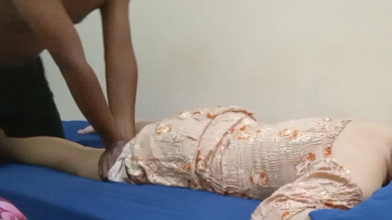 Angelina Pop: Intenta no ser tentado al masajear a la madrastra