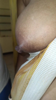 Une tatie mallu infidèle se fait lécher les seins, vidéo virale torride