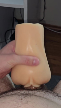 Masturbându-mă cu un vagin fals supt, așa că m-am adus la orgasm mod clasic cu mâna mea.