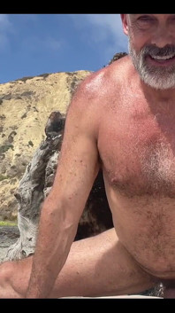 Alongamento nu na praia
