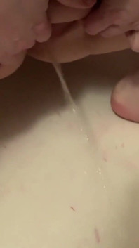在淋浴时撒尿并被打断