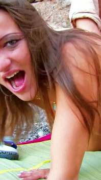 Com tesão loira MILF Halanka fodida no cu por férias flerta com camisinha
