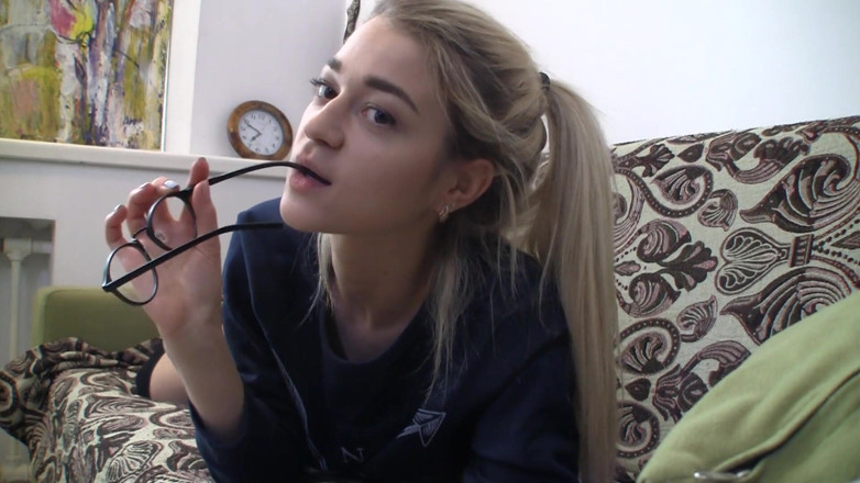 Dirty fantasy: Ma belle-fille mince revient de la fac et s’amuse devant...