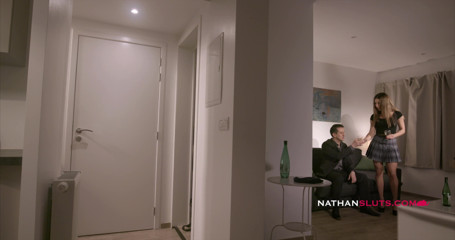Nathansluts: La jeune Ally Breelsen se fait enculer par un vieux