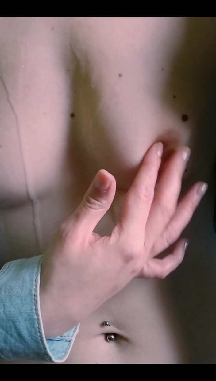 Lilianna20: Tetek kecil saya dibanjiri dengan apa yang kelihatan seperti sperma