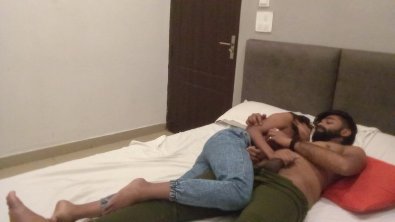 Indian college girls sex: 年轻的印度夫妇在大学后享受浪漫的性爱