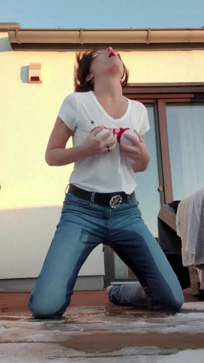 JulieEroticDress: Squirt en jean sur le balcon