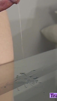 Hübsches büro-trans kommt auf schreibtisch