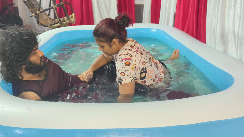Vaigavarun45: Mallu pareja folla en la piscina con mamada