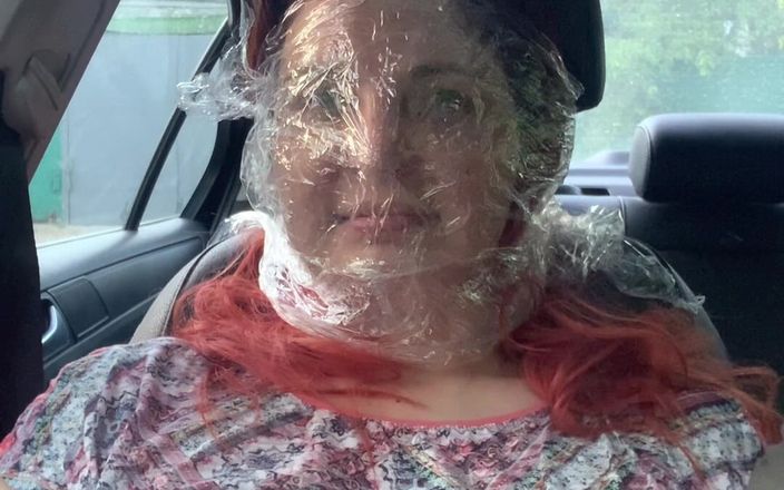 Elena studio: Plastikowa owijanie oddechu w samochodzie na zewnątrz