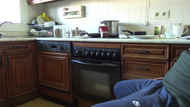 Stepmom Susan: CFNM - возбужденная милфа глотает его сперму после мастурбации