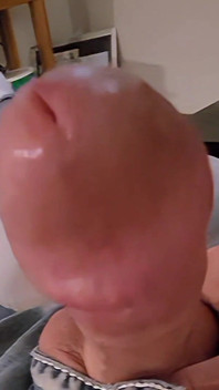 Une grosse bite grandit pour une grosse éjaculation