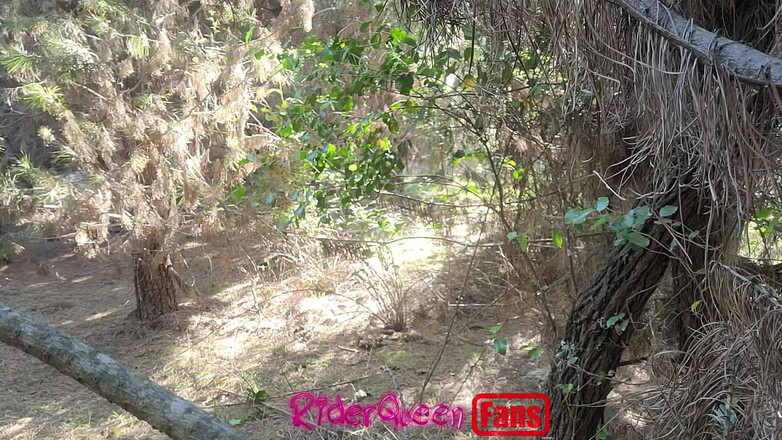 Riderqueen BBW Step Mom Latina Ebony: Riderqueen наодинці, на відкритому повітрі, відео для моїх шанувальників.