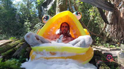 Arthur Eden aka Webcam God: Goldfish bubble bath (4 k)