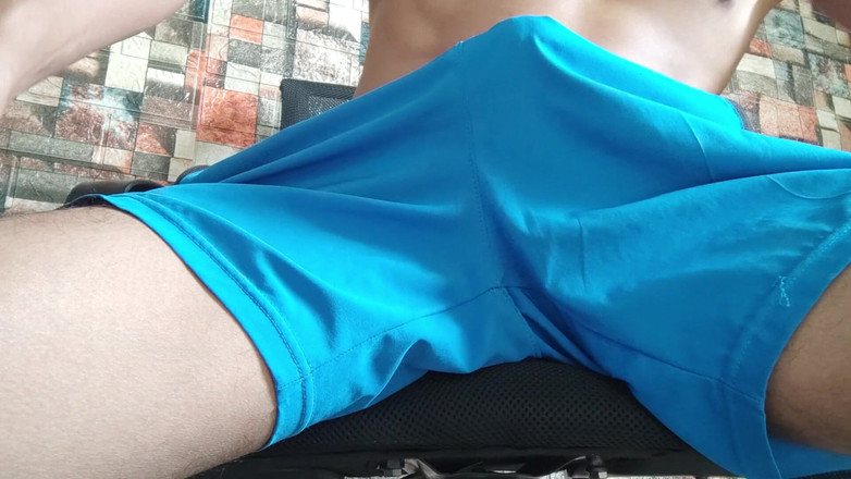 Hornyboy2058: Chỉ có tôi, quần đùi của tôi, và một mong muốn...