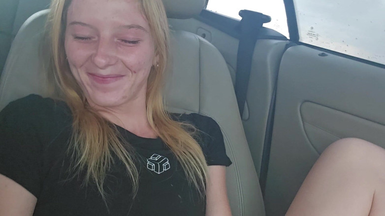 Sparowdox: Schattige blonde dildo neukt haar poesje terwijl haar Uber-chauffeur moet...
