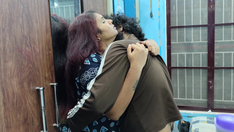 Vaigavarun45: honthon ka taala, gale men chunban aur malloo larki ke...
