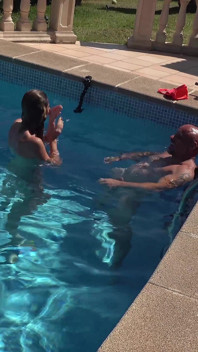 Omättlig MILF rider sin älskare i poolen
