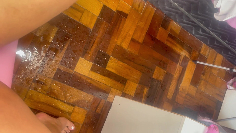 Cutiepiie Chubby: Cewek semok ini muncrat dan kencing bareng hitachi dan dildo