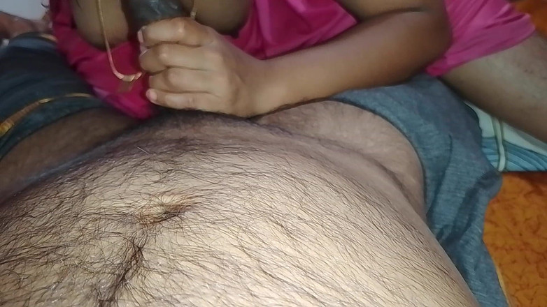 LEGSCOUPLE12: गांव की लड़की अपने पति का अपने मुंह में डालती है और अपने की अच्छी तरह से जीभ से मालिश करती है।