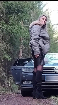 Orta yaşlı seksi kadın halka açık otoyolun yakınında dışarıda hızlı sikişiyor içine boşalıyor ve işiyor