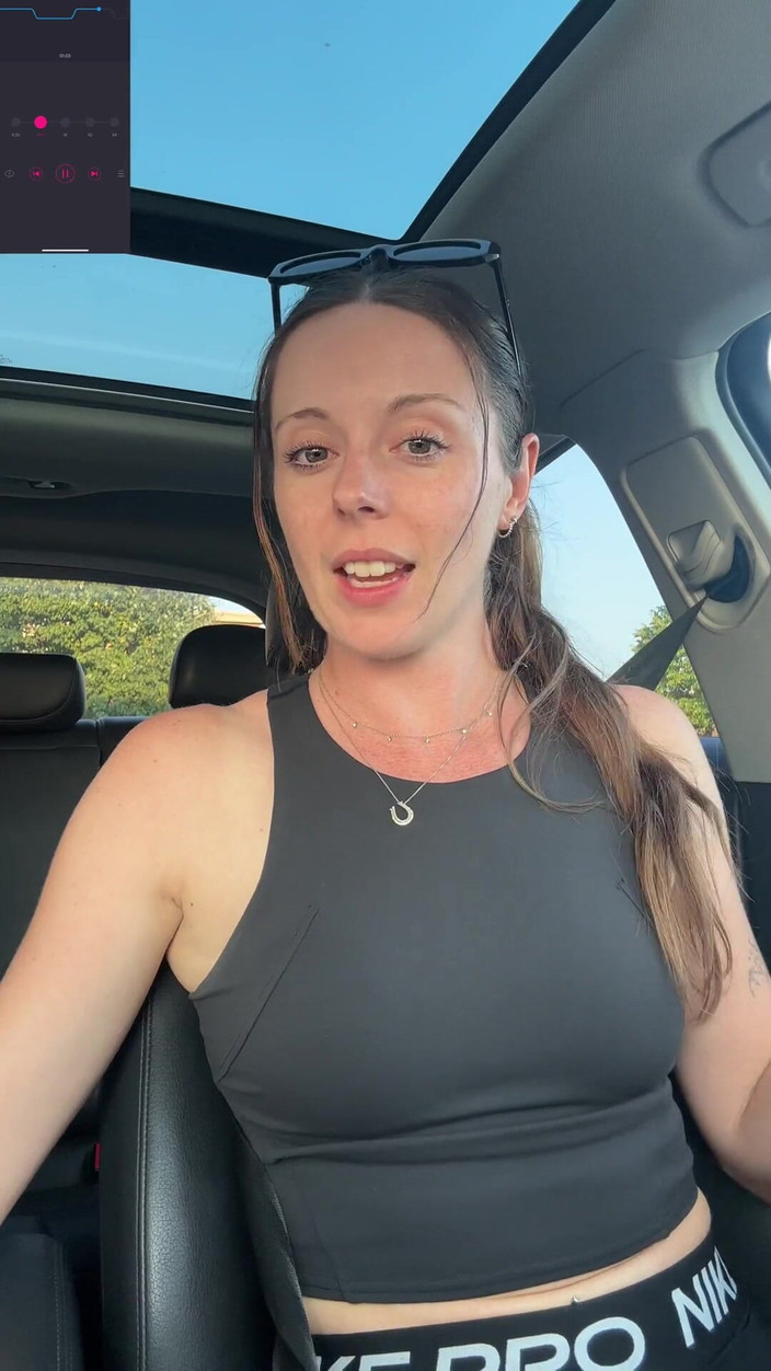 Nadia Foxx: Mrdající orgasmus v myčce aut
