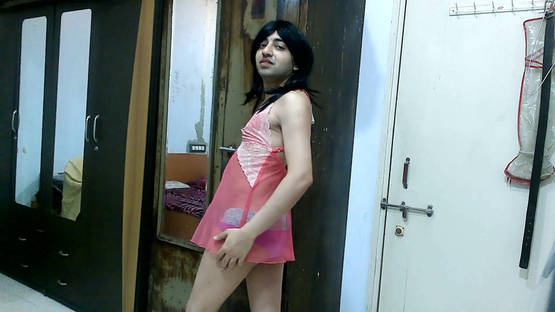 Cute & Nude Crossdresser: Transsexuală efeminată sexy Femboy Sweet Lollipop în lenjerie de designer și chiloți.