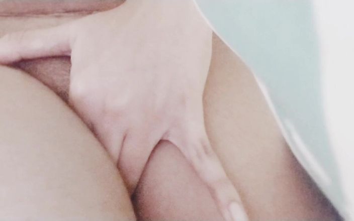 Hot jiya: 孤独的女孩伸出手指扑灭了她的火