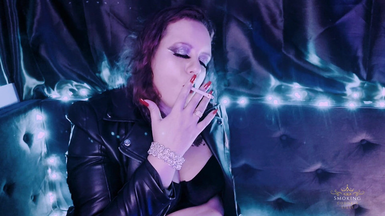 Lilli Cukierek Cox: Cewek sange ini lagi asik merokok pakai jaket kulit