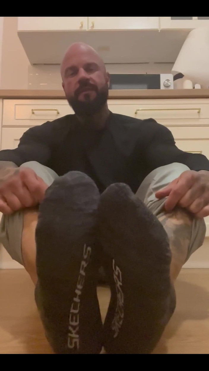 Jasons feet: Přinutím tě cítit moje páchnoucí žabky