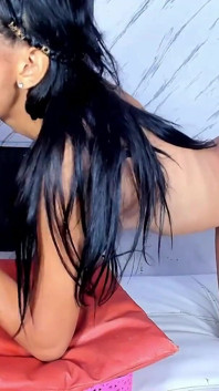 Mladá trojka vysokoškoláků dává této brunetce nejtvrdší hluboké šukání do krku