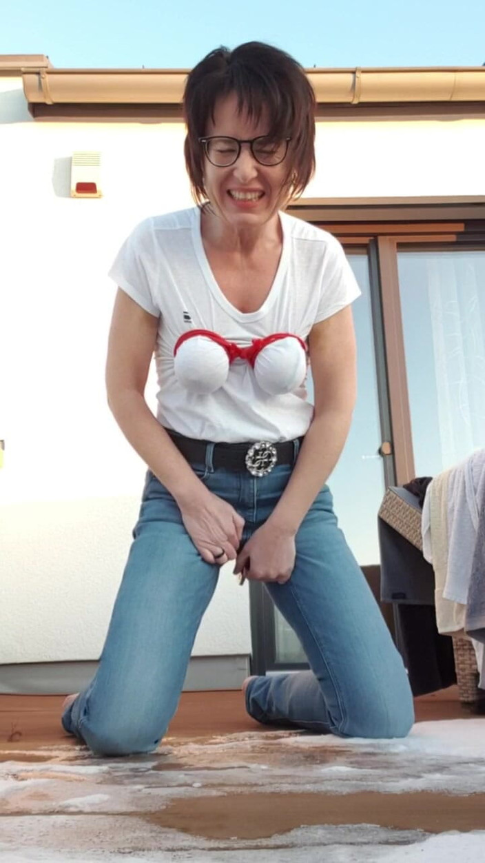 JulieEroticDress: バルコニーでジーンズを履いたスクワート