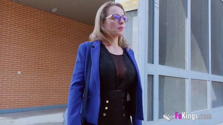 FAKings: Harika boşanmış anne pornoda onun ve büyük göğüsleri için bir şans...
