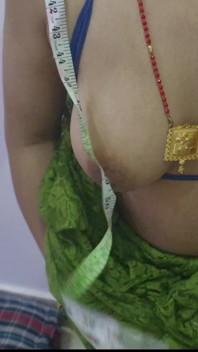 Croitor face măsurători cu Alisha Bhabhi cu degetele