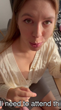 Mi-am futut mama vitregă în timp ce vorbea la telefon și îi transmitea rapoarte șefului ei!!