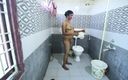 Desi Homemade Videos: Genç Hintli çocuk banyoda olgun teyzeyi izliyor